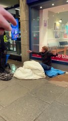 McDonald’s présente ses excuses après une vidéo où un agent a volontairement jeté de l’eau sur les affaires d’un sans-abri installé devant le restaurant