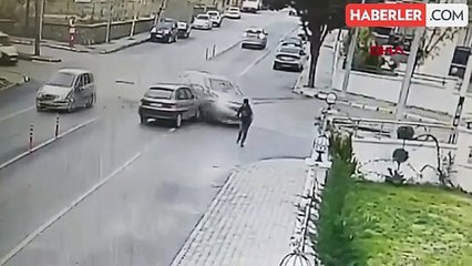 Isparta'da 4 aracın karıştığı kaza güvenlik kameralarına yansıdı