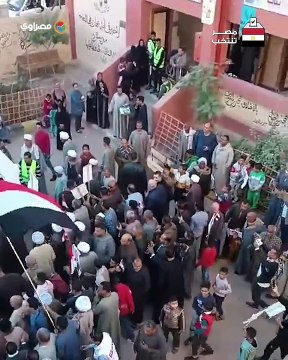 بالروح بالدم نفديك يا سيسى ..مسيرة حاشدة للناخبين أمام إحدى اللجان بالأقصر