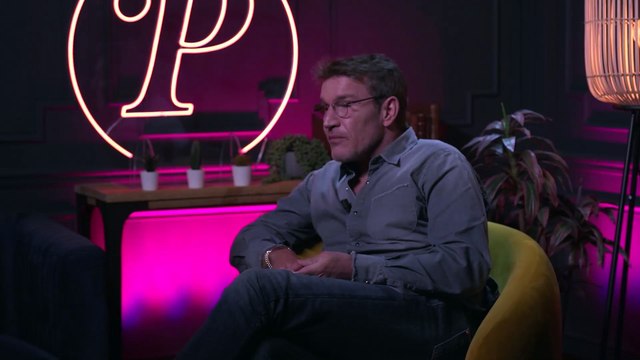 Benjamin Castaldi se confie sur sa pièce de théâtre Bungalow 21 dans le premier épisode de l'émission exclusive de Purepeople, En privé avec...
