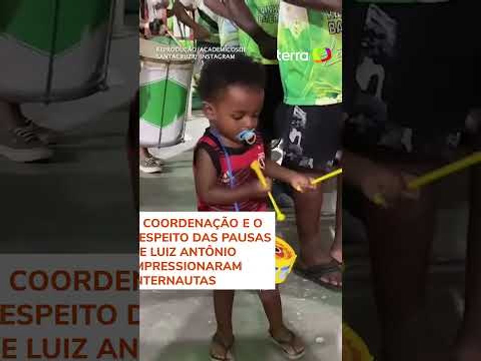 Criança de 2 anos viraliza ao tocar bateria em...