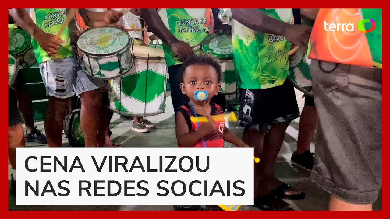 Criança de 2 anos viraliza ao tocar bateria em...