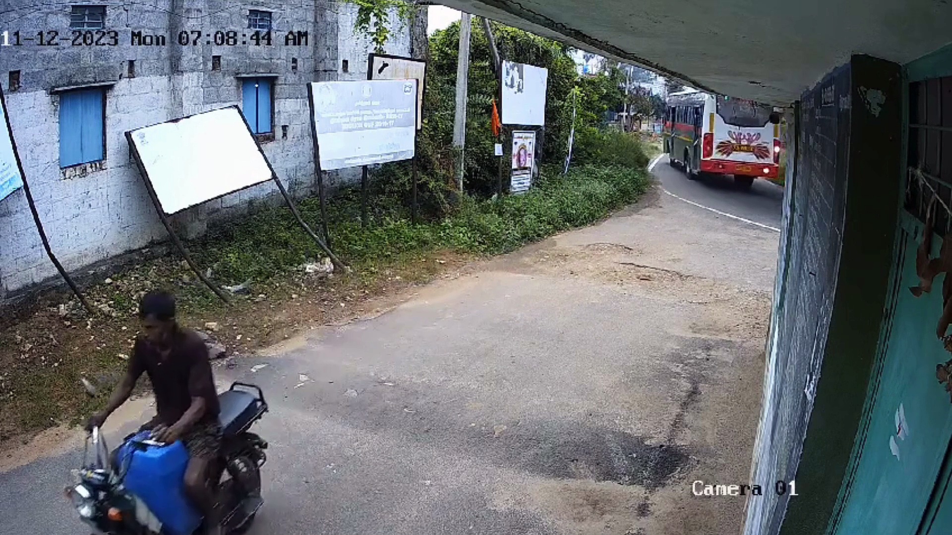 கோவையில் ஒரே இடத்தில் மீண்டும் மீண்டும் விபத்துக்குள்ளாகும் தனியார் பேருந்து; கல்லூரி மாணவி படுகாயம்