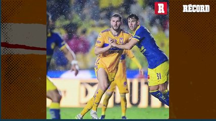 EL NUEVO CLÁSICO DEL SIGLO: Carlos Ponce