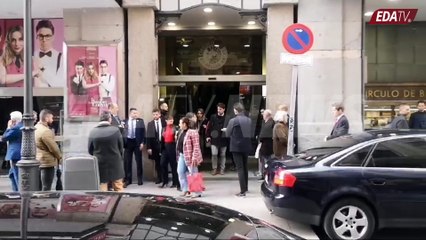 Recibimiento de los ministros tras la presentación del libro de Sánchez