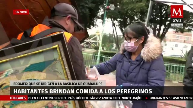 Habitantes regalan comida a peregrinos en Ecatepec, Edomex