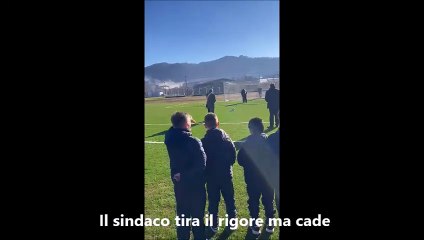 Castelnuovo Garfagnana: il sindaco tira il rigore ma cade / Video