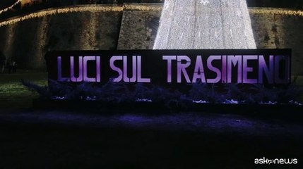 Luci sul Trasimeno, acceso il pi? grande albero di Natale sull'acqua