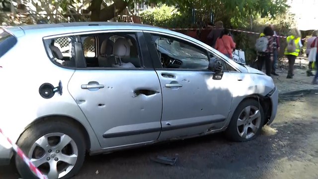 الجزيرة ترصد آثار الدمار الذي خلفته قذيفة للمقاومة الفلسطينية جنوب تل أبيب