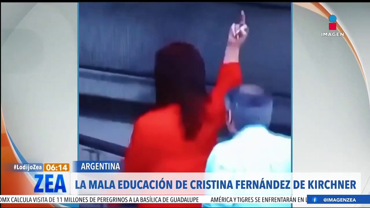 Cristina Fernández de Kirchner hace la "Britney señal"