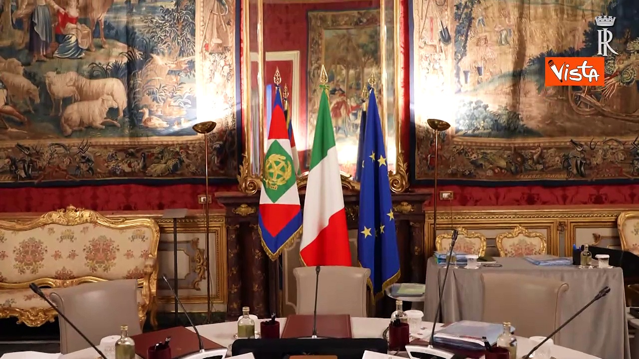 Video Mattarella presiede il Consiglio Supremo di Difesa al Quirinale