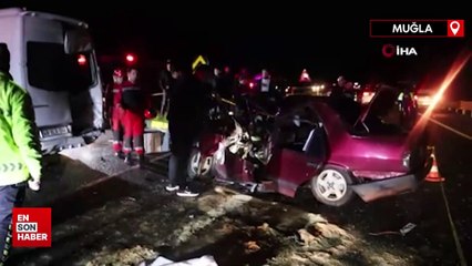 Muğla'da minibüse çarpan otomobil hurdaya döndü