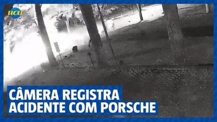 Câmera de segurança registra momento do acidente com Porshe