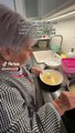 ¡Conmovedor! Abuelita de 84 años prepara comida a su amiga de 96 años: 
