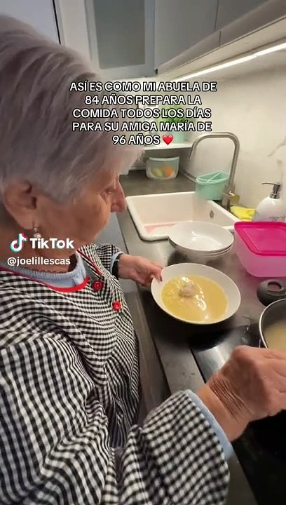¡Conmovedor! Abuelita de 84 años prepara comida a su amiga de 96 años: "Amistad verdadera"