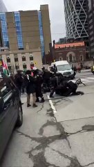 İki yüzlü Batı! Kanada polisi Filistin eylemcilerini yumrukladı