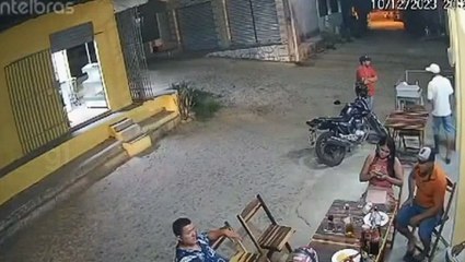 VÍDEO: Namorados em moto são atropelados por caminhonete e motorista foge; confira