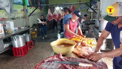 EL ALCALDE QUE SE FAJA CON SUS PROPIAS MANOS PARA CORTAR, ALIÑAR Y ASAR LA CARNE