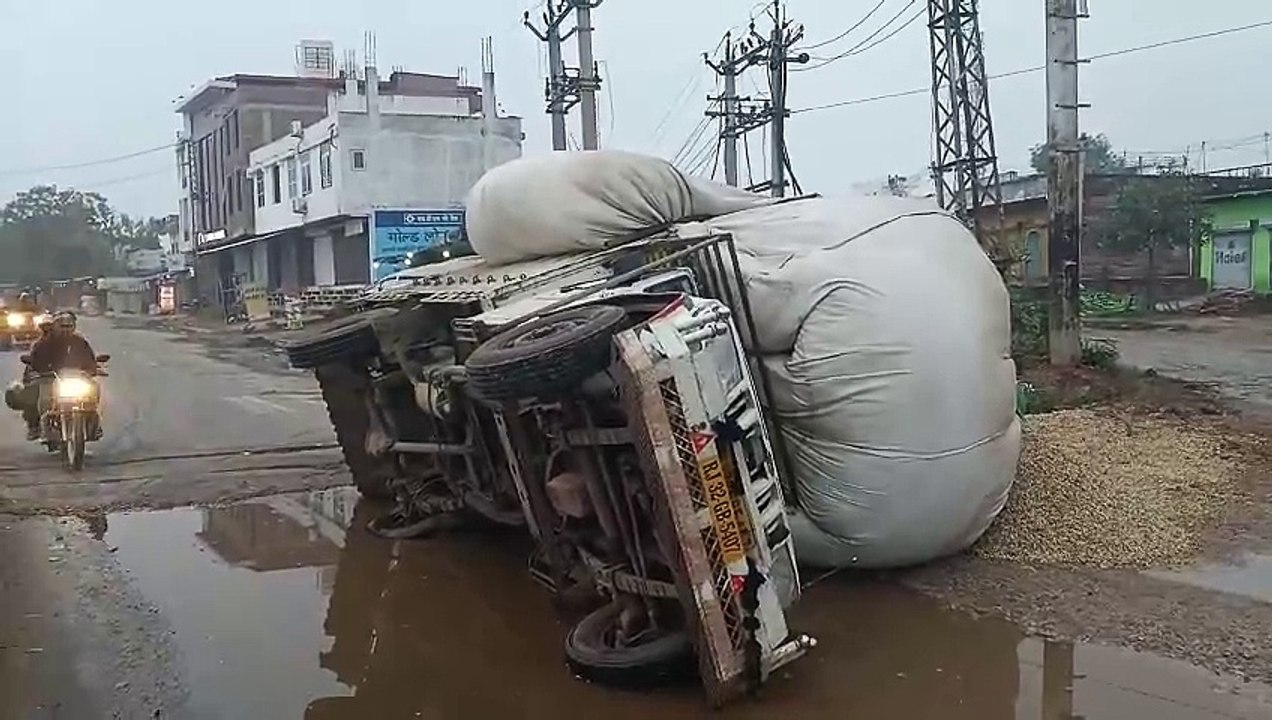 सात वर्ष बीते, हाइवे से नहीं हुए जलनिकासी के प्रबंध, आवागमन हो रहा बाधित