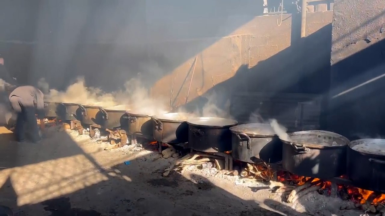 متطوعون يطلقون مبادرة لإطعام النازحين في رفح بغزة