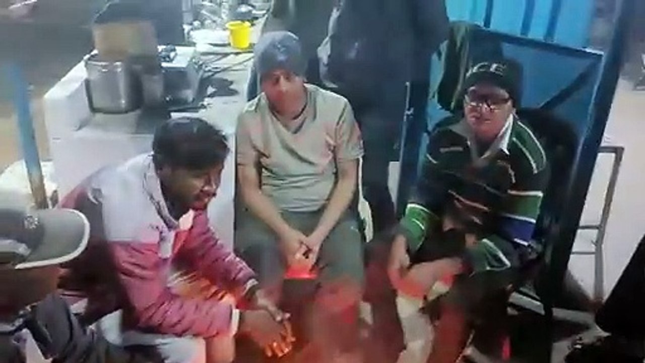Video: बढऩे लगी ठंड, अलाव के सामने ऐसे बैठ रहे लोग