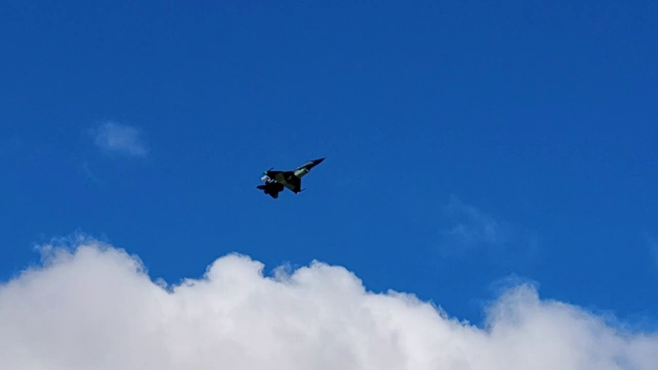 F 16 beim Abfliegen in Piesendorf
