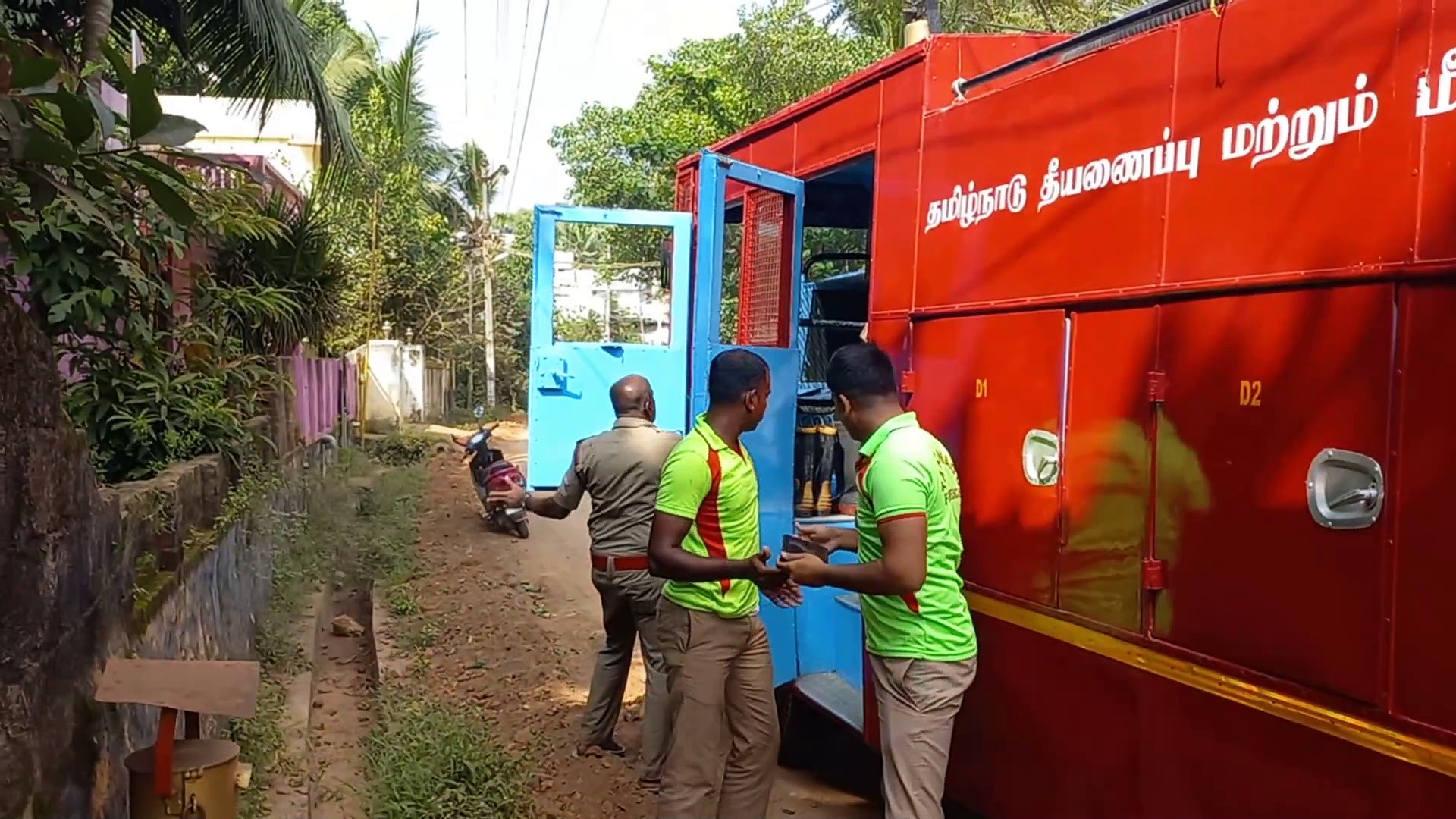 மனைவியுடன் ஏற்பட்ட தகராறு; திடீரென கோவில் கிணற்றில் குதித்த நபரால் அதிர்ச்சியடைந்த ஊர்மக்கள்