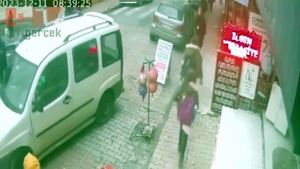Kaldırıma çıkan aracın altında kalmaktan son anda kurtuldular