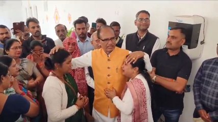 Video : विदाई के वक्त भावुक हुए शिवराज, सीने से लिपटकर फफक-फफक कर रोईं 'लाडली बहनें'