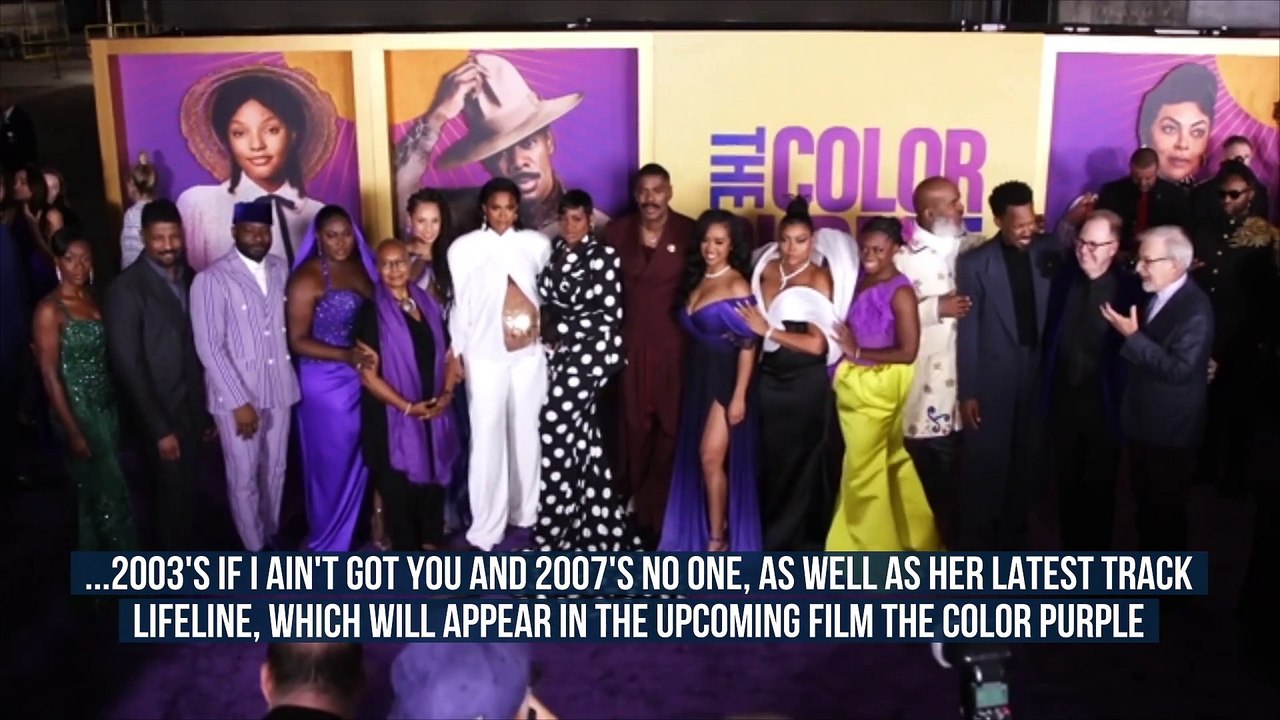 Alicia Keys plays piano at London train station