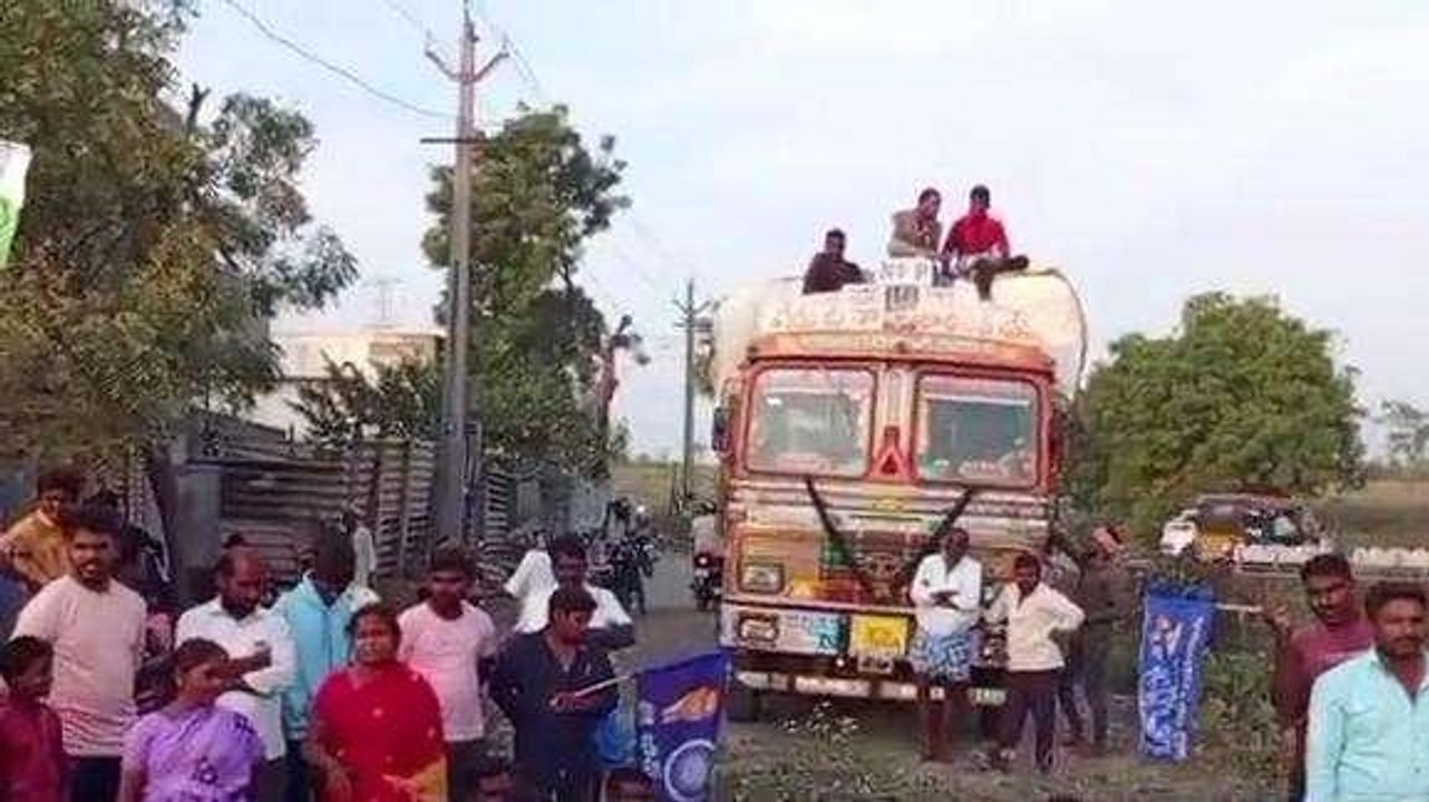 ఎన్టీఆర్ జిల్లా: రోడ్డు నిర్మించాలంటూ రోడ్డు ఎక్కిన స్థానిక ప్రజలు