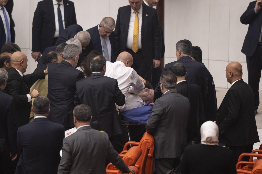 Saadet Partisi Milletvekili Bitmez, Meclis kürsüsünde bayıldı