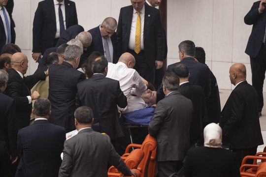 Saadet Partisi Milletvekili Bitmez, Meclis kürsüsünde bayıldı