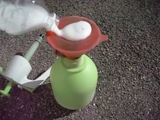 Voici un tutoriel pour fabriquer un désherbant et anti-mousse fait maison naturel et très efficace.