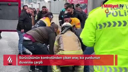 Sürücüsünün kontrolünden çıkan araç kız yurdunun duvarına çarptı