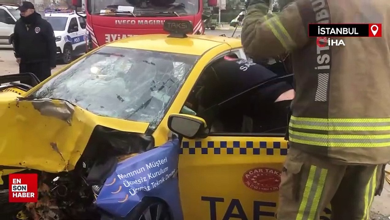 İstanbul'da ağaca çarpan taksici araç içerisinde sıkıştı