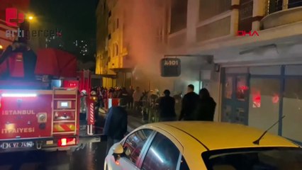 Market yangınında dışarı çıkarılan ürünleri götürdüler