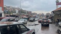 Trabzon'da su borusu patladı: Yollar göle döndü, iş yerlerini su bastı