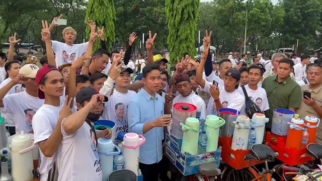 Sambil Nyicip Kopi Hitam, Gibran Bagi-bagi Gantungan Kunci 'Upin-Ipin' ke Ribuan Pedagang Starling di GBK