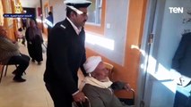 رجال الشرطة يساعدون كبار السن وذوي الاحتياجات أثناء الإدلاء بأصواتهم فى أسوان