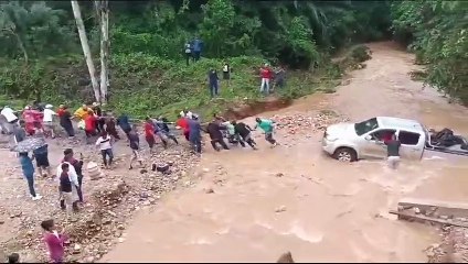 Rescatan a conductor de carro arrastrado por corrientes