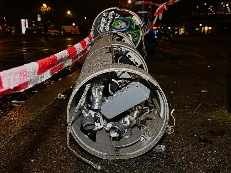 Knall am ku'damm: unbekannte jagen blitzersäule in die luft