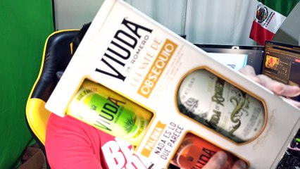 Unboxing abriendo una caja de tequila con 2 latas de bebida de regalo
