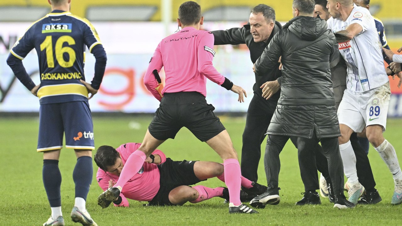 'Denkbar schlechtes Zeichen': Sport-Wissenschaftler Uhrich über Schiedsrichter-Attacke in der Türkei