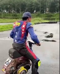 Un motard avec une moto très bizarre