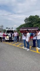 Baila el vals con el ataúd de su hija quinceañera