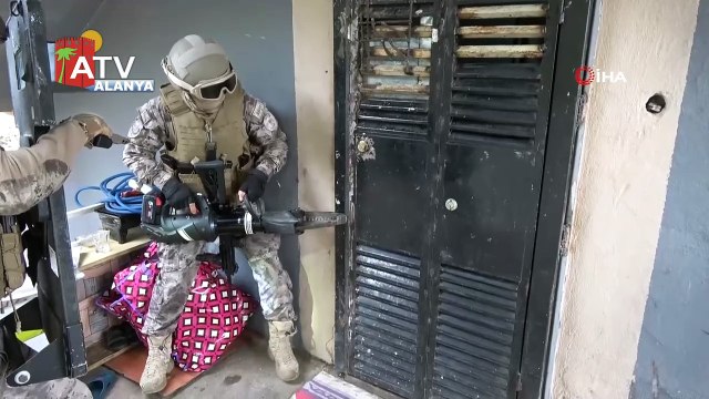 Özel hareket polislerinin koçbaşı ile girdiği evde şaşırtan güvenlik önlemi