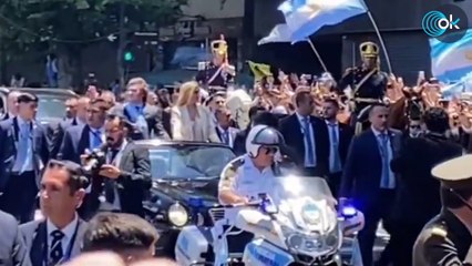 Momento en el que le tiran una botella a Milei que pasó a centímetros de su cabeza