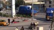 I camion degli aiuti a Gaza scortati da uomini armati