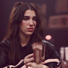 Dua Lipa s'amuse en buvant avec Seth Meyers lors d'une émission spéciale !